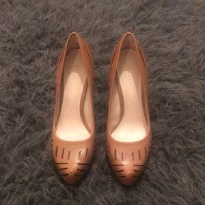 BCBGeneration camel pump with dark brown cutouts